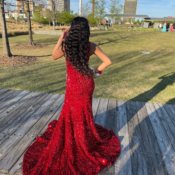 Elegant Red Sequin Evening Gown - Picture 3 of 3